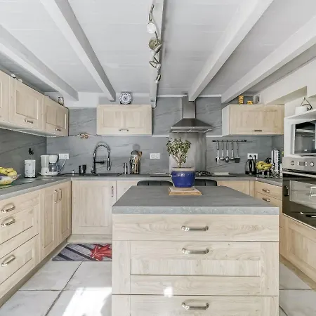 Charming Town Centre House With Garden *