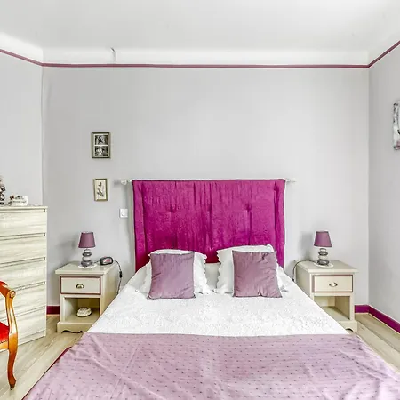 בית נופש Charming In Heart Of